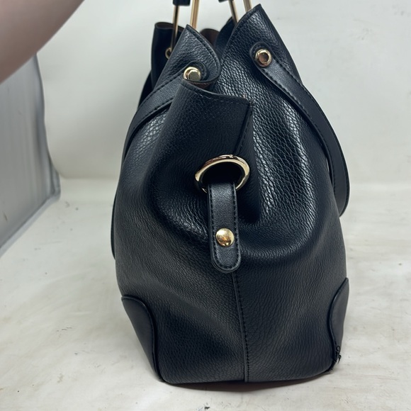 Sondra Robert’s Squared black pebbled leather shoulder bag with pouch - Picture 5 of 10